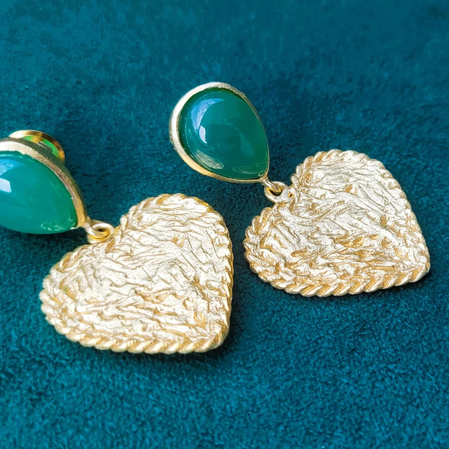boucles d’oreilles en cœur avec pierre d’onyx vert Cupidon de Niiki Paris pour célébrer l’amour