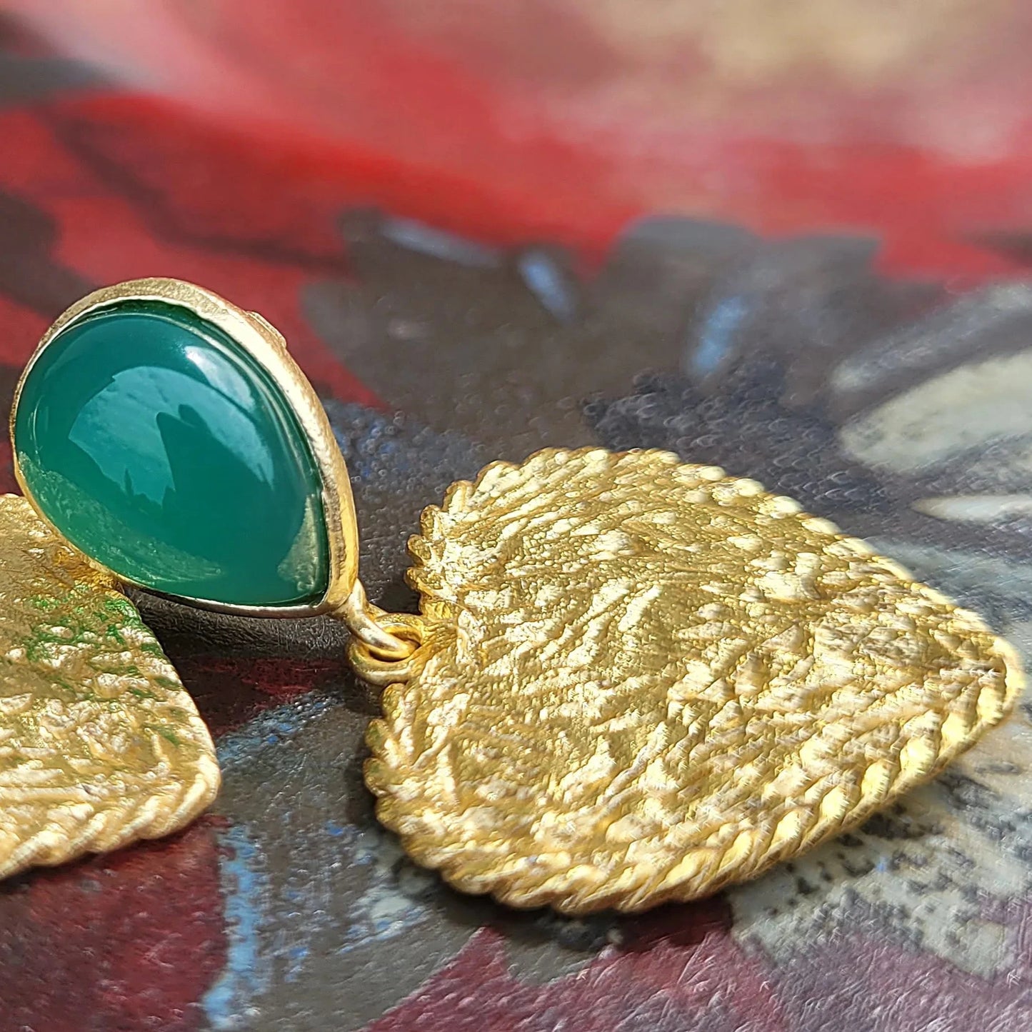 boucles d’oreilles en cœur avec pierre d’onyx vert Cupidon de Niiki Paris, une création romantique