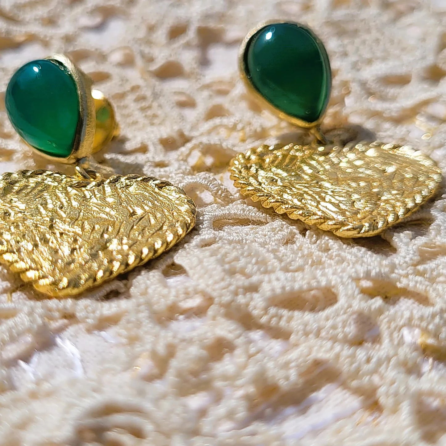 boucles d’oreilles tendance en 2024 modèle Cupidon onyx vert de Niiki Paris pour célébrer l’amour