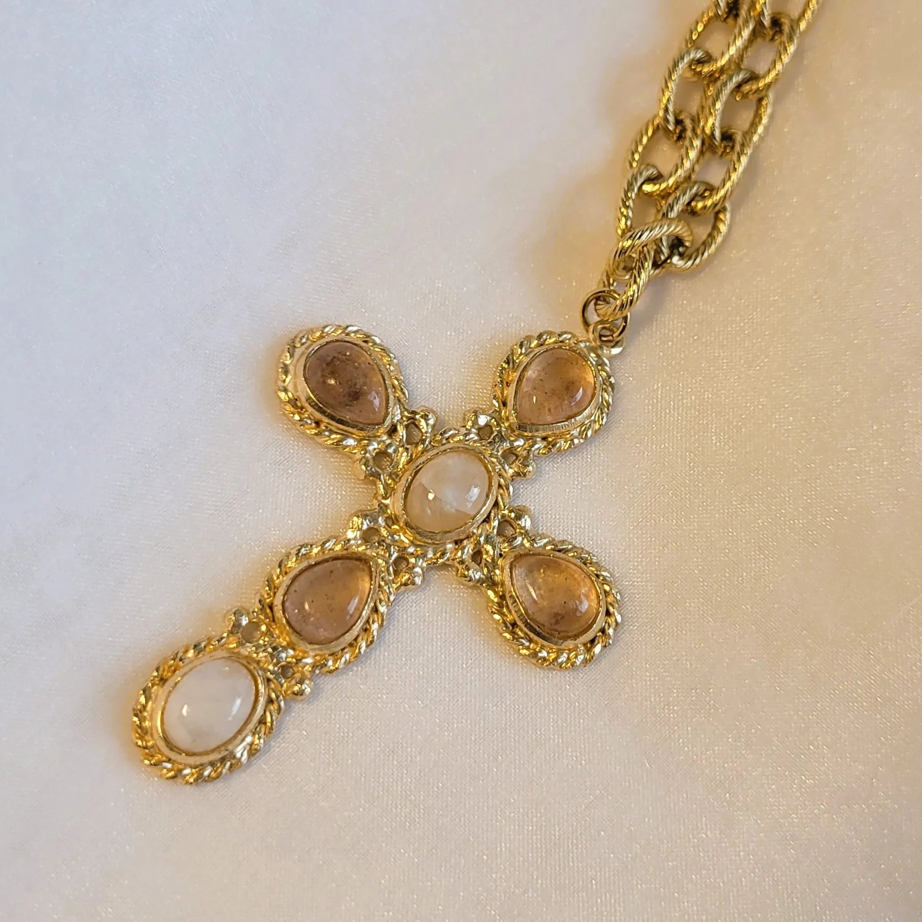 offrir des bijoux en cadeaux pour femme Niiki Paris, collier Faith Emotion, en laiton doré