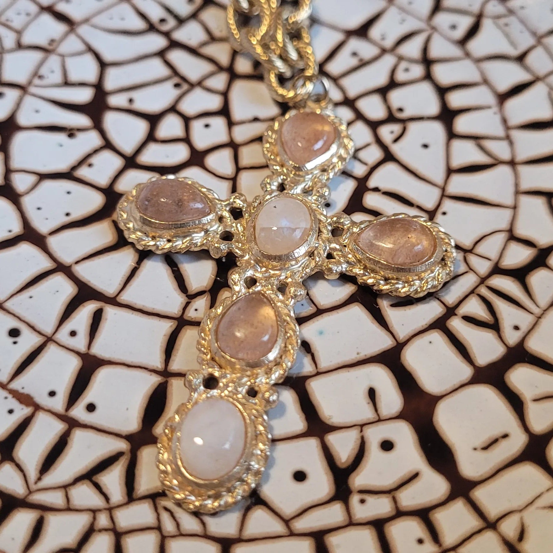 collier avec une croix sertie de quartz fraise et de pierre de lune modèle Faith Emotion de Niiki Paris, en laiton doré