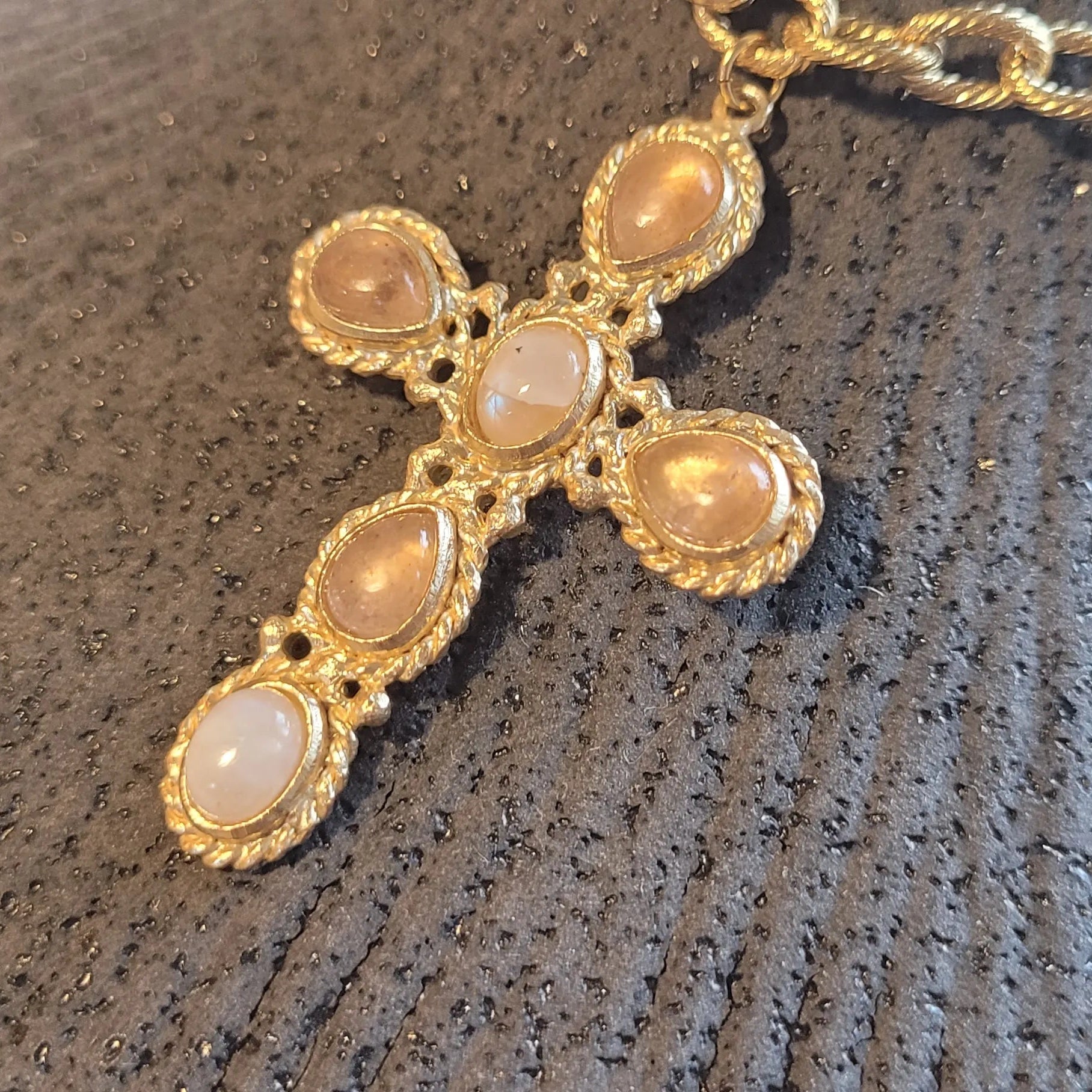 collier avec une croix sertie de quartz fraise et de pierre de lune modèle Faith Emotion de Niiki Paris, tendance en 2025