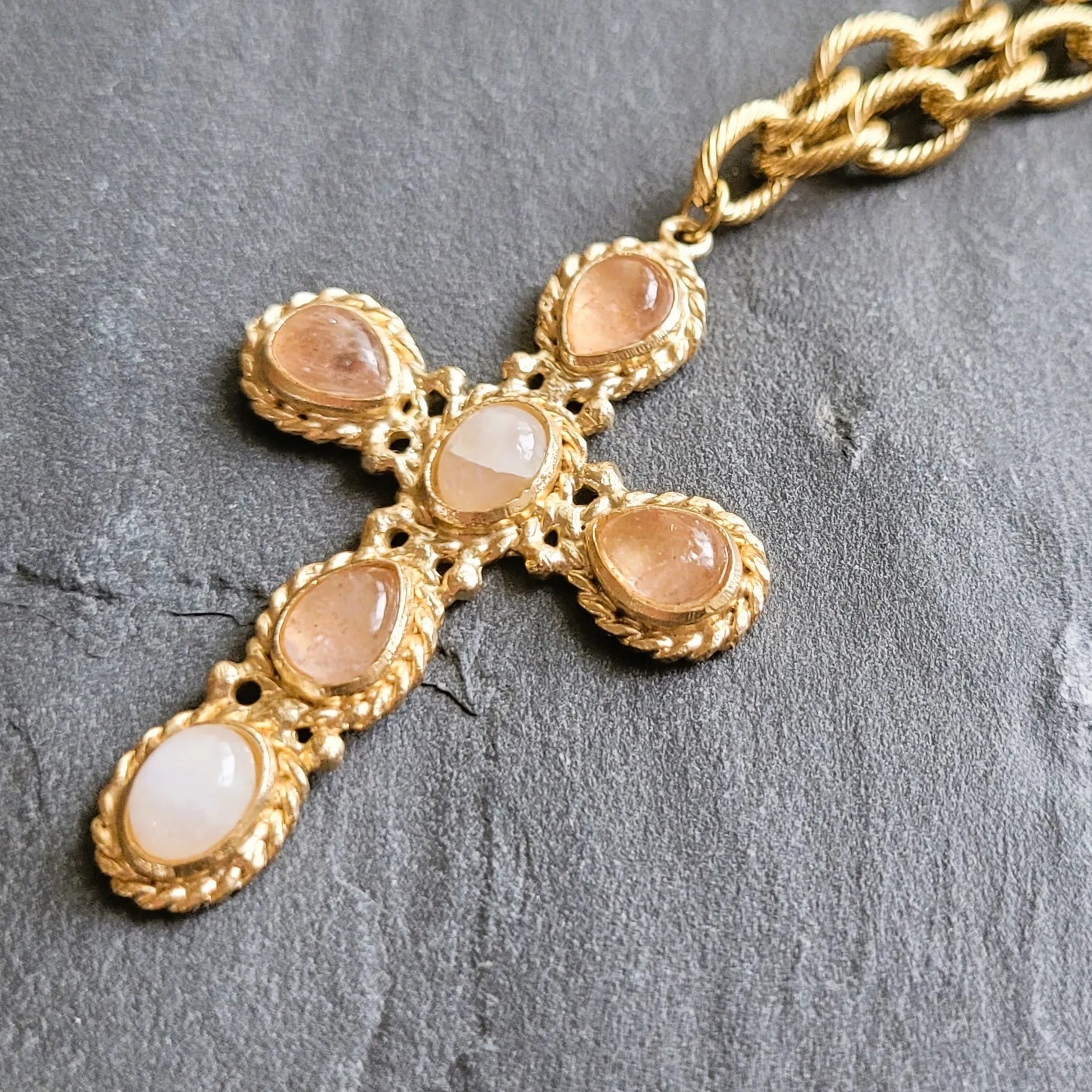 collier avec une croix Niiki Paris modèle Faith Emotion en laiton doré avec quartz fraise et pierre de lune