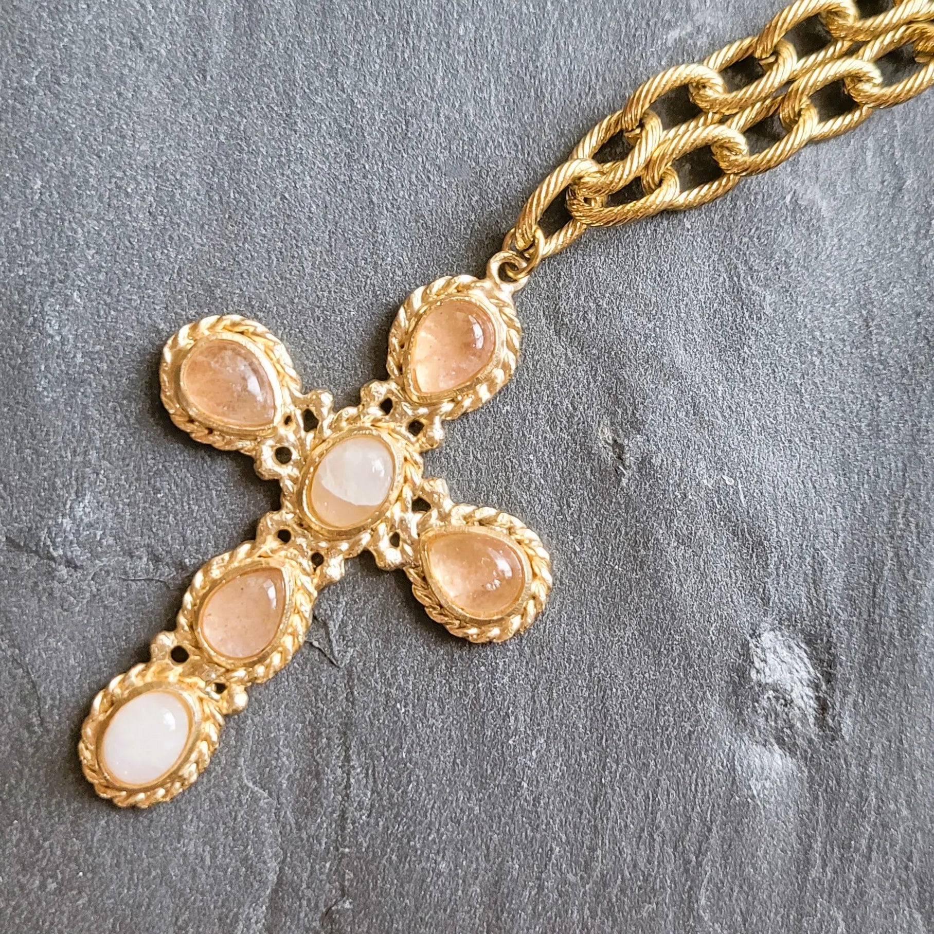 collier avec une croix Niiki Paris modèle Faith Emotion avec quartz fraise et pierre de lune, tendance en 2025