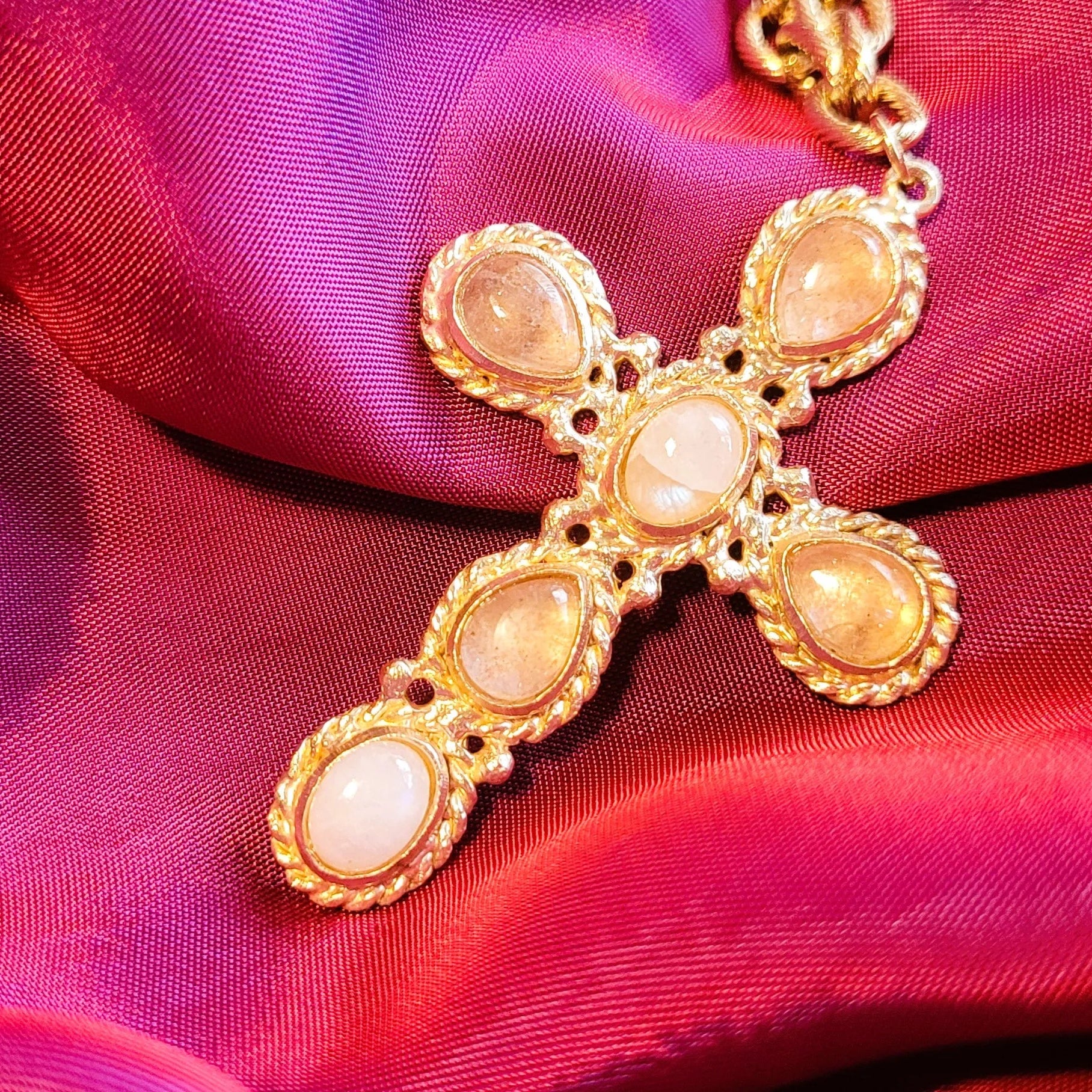 collier fantaisie et original pour femme modèle Faith Emotion avec quartz fraise et pierre de lune de Niiki Paris en laiton doré