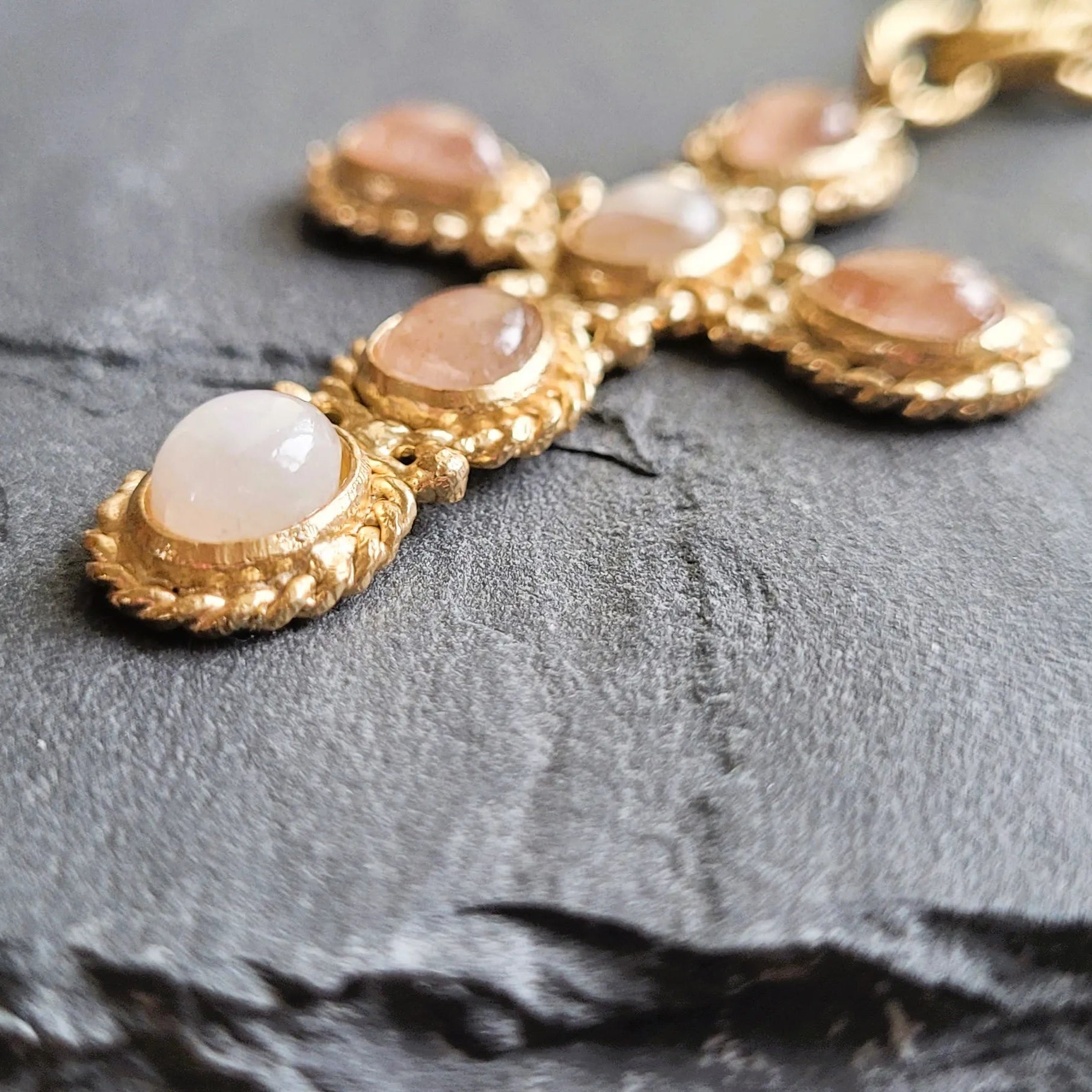 gros collier pour femmes modèle Faith Emotion avec quartz fraise et pierre de lune de Niiki Paris en laiton doré