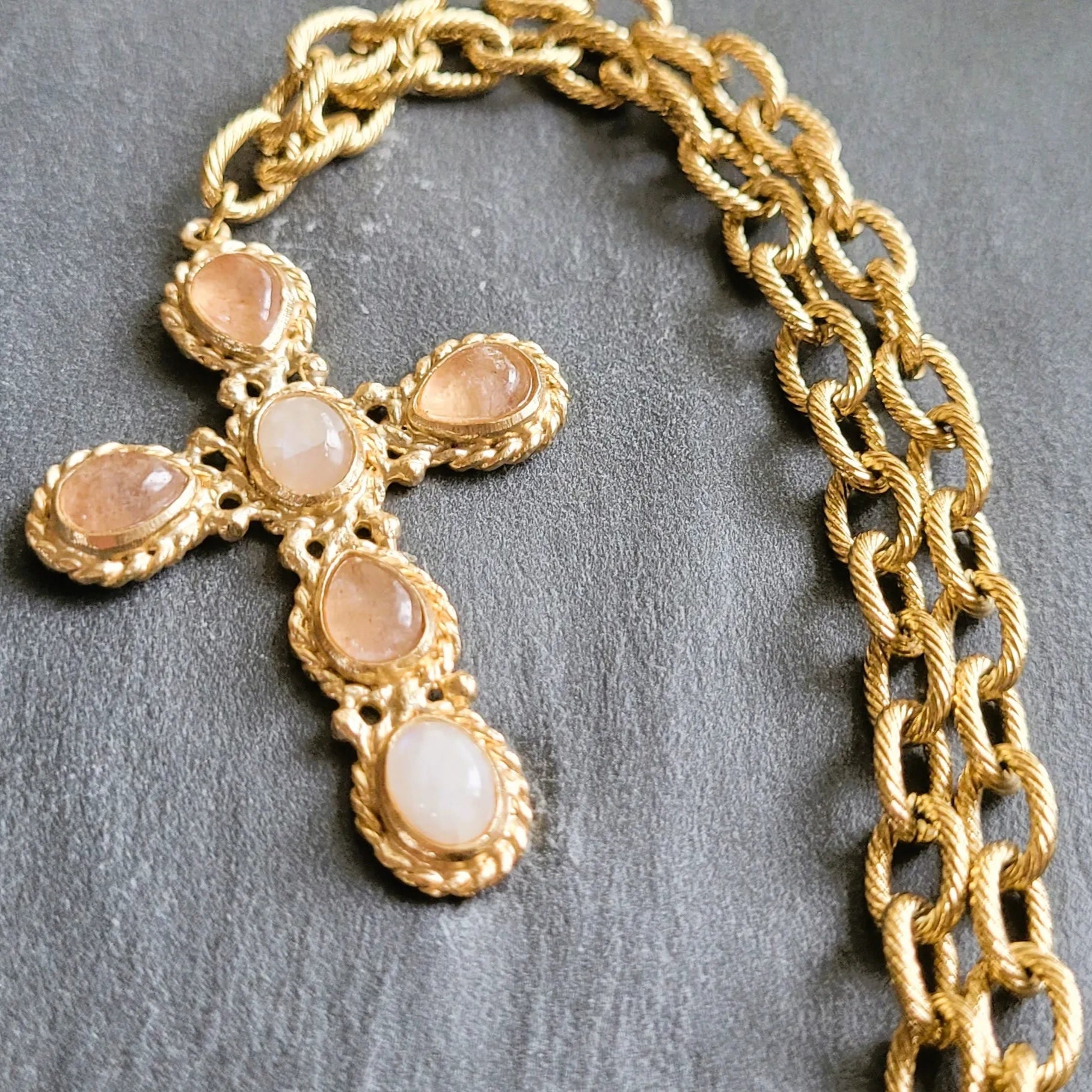 gros collier pour femmes modèle Faith Emotion avec quartz fraise et pierre de lune de Niiki Paris, tendance en 2025