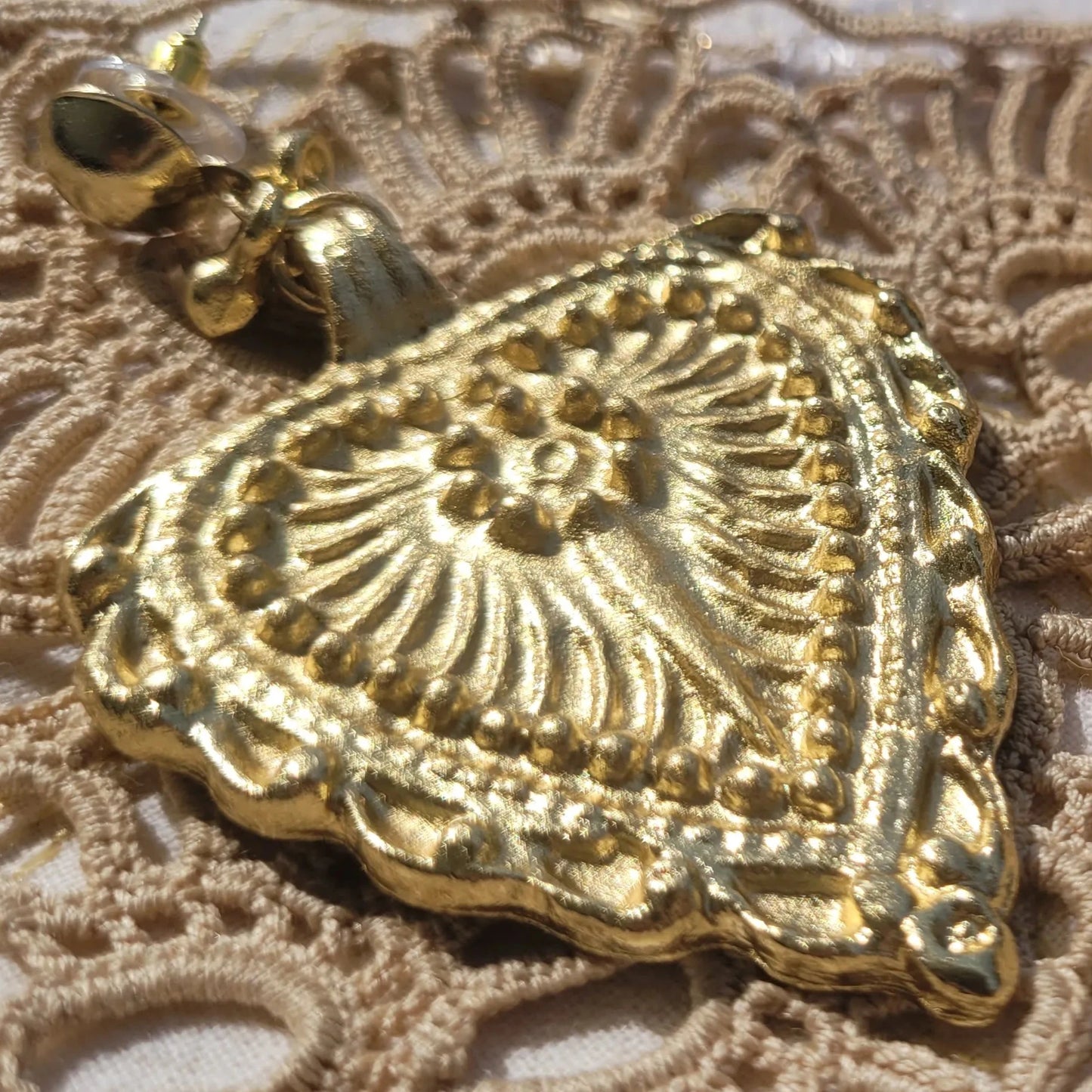 boucles d’oreilles pendantes Indila de Niiki Paris au style bohème