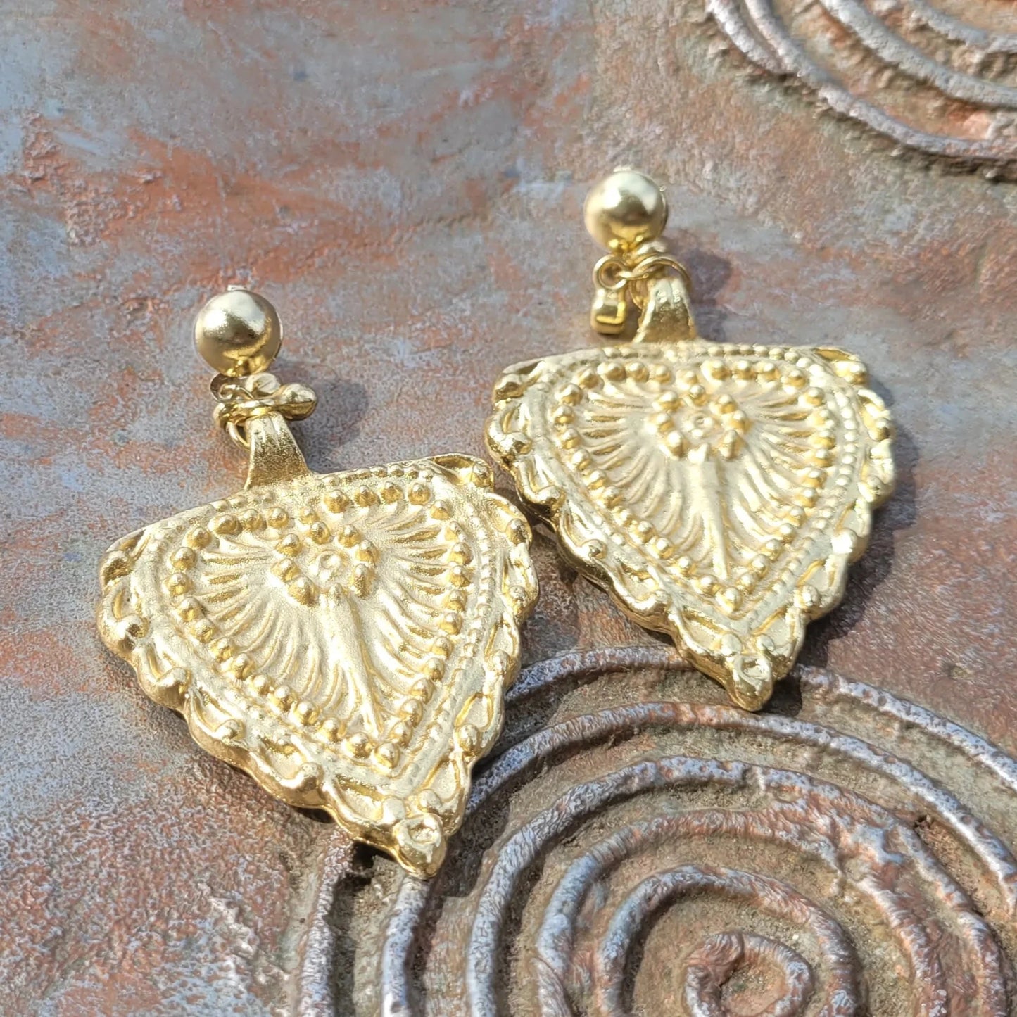 grosses boucles d’oreilles tendance, généreuses et romantiques, modèle Indila de Niiki Paris