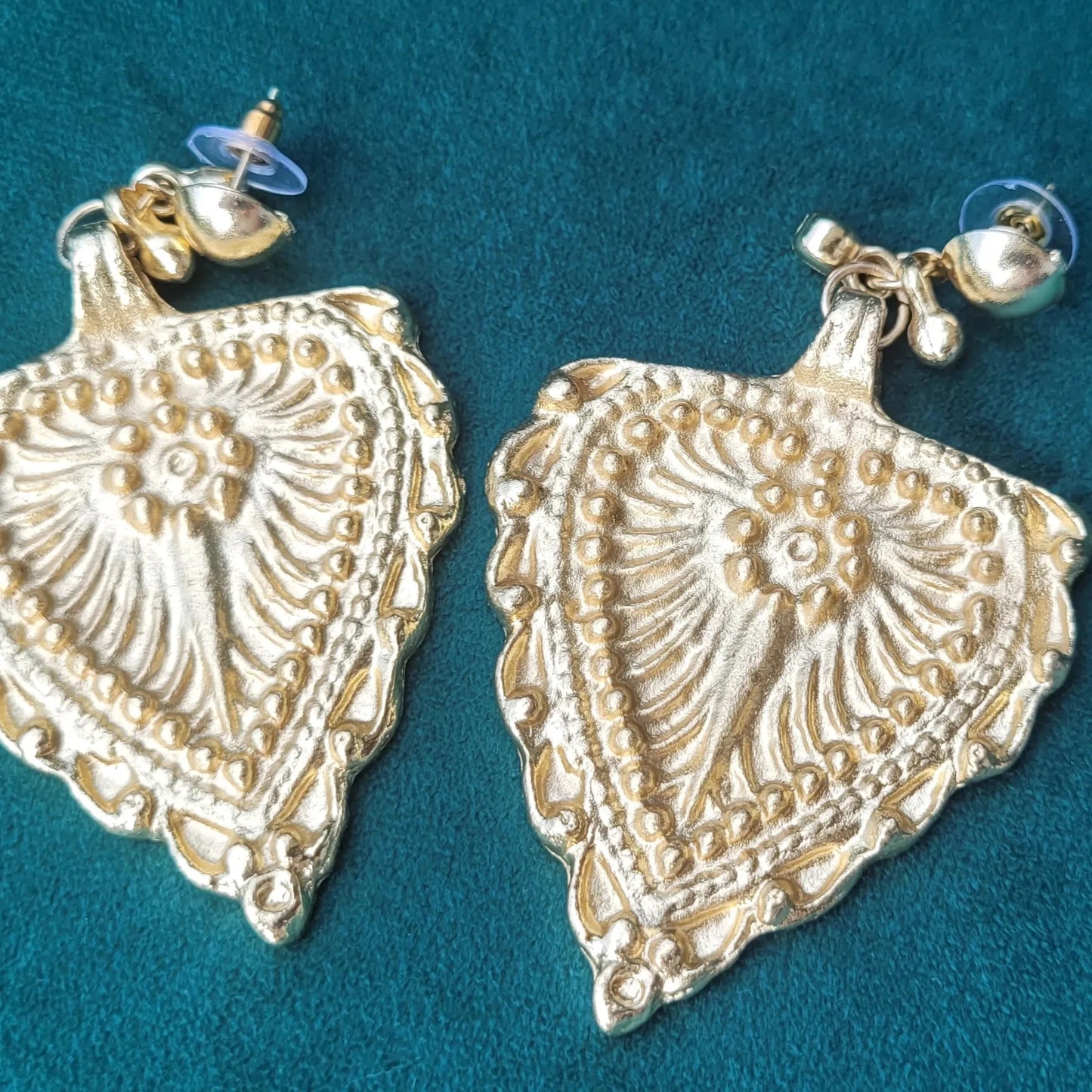 grosses boucles d’oreilles dorées Indila de Niiki Paris au style bohème