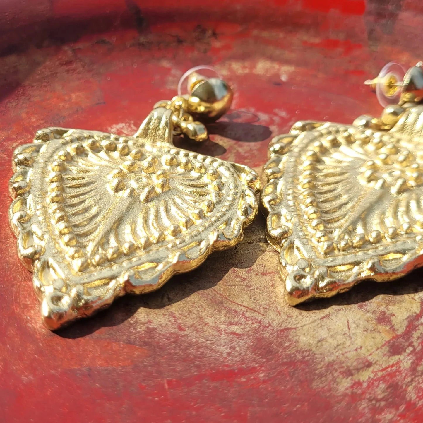 grosses boucles d’oreilles dorées Indila de Niiki Paris généreuses et romantiques