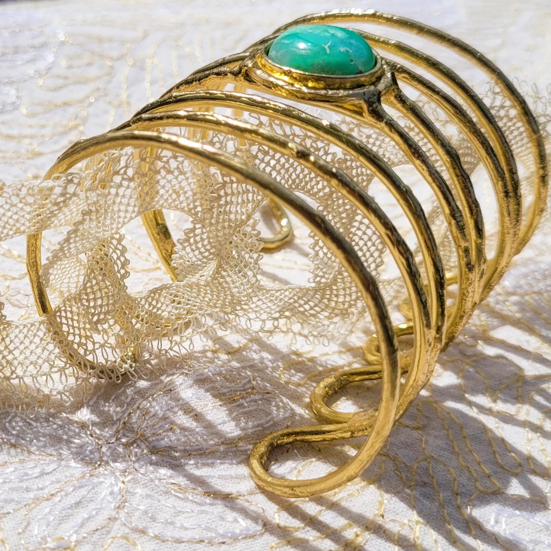 bracelet Niiki Paris Kiera en laiton doré avec une pierre naturelle de chrysoprase qui a du sens en lithothérapie