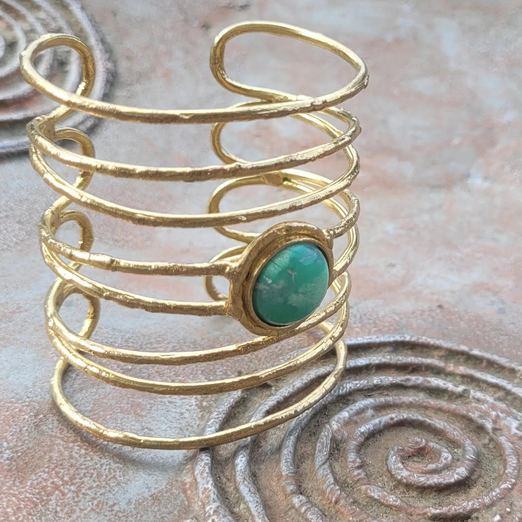 bracelet avec chrysoprase verte Niiki Paris Kiera en laiton doré