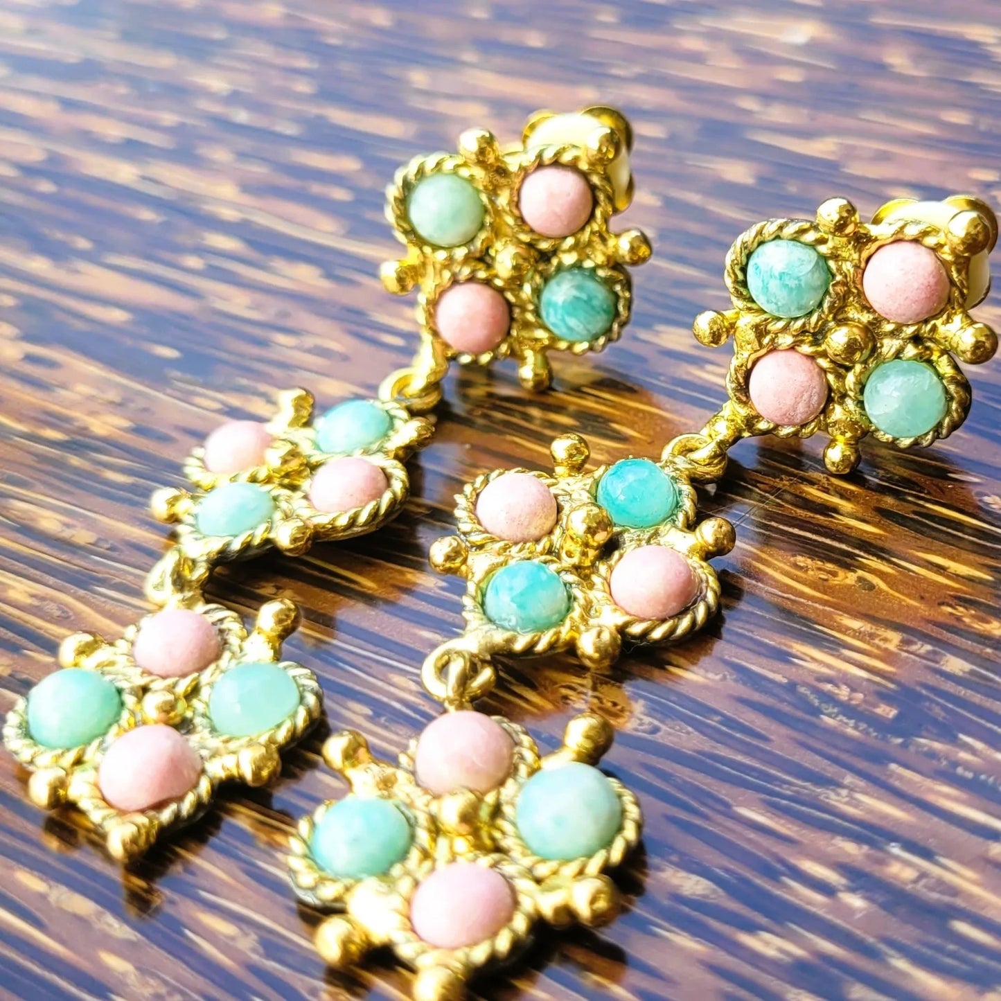 boucles d’oreilles longues et pendantes modèle Lotus de Niiki Paris avec pierres semi-précieuses d’amazonite et de thulite