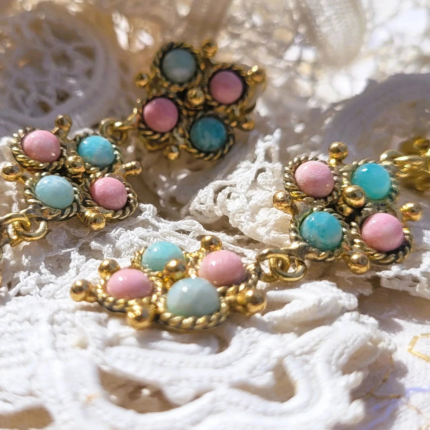 boucles d’oreilles longues et pendantes modèle Lotus de Niiki Paris avec fleurs pendantes bleues et roses