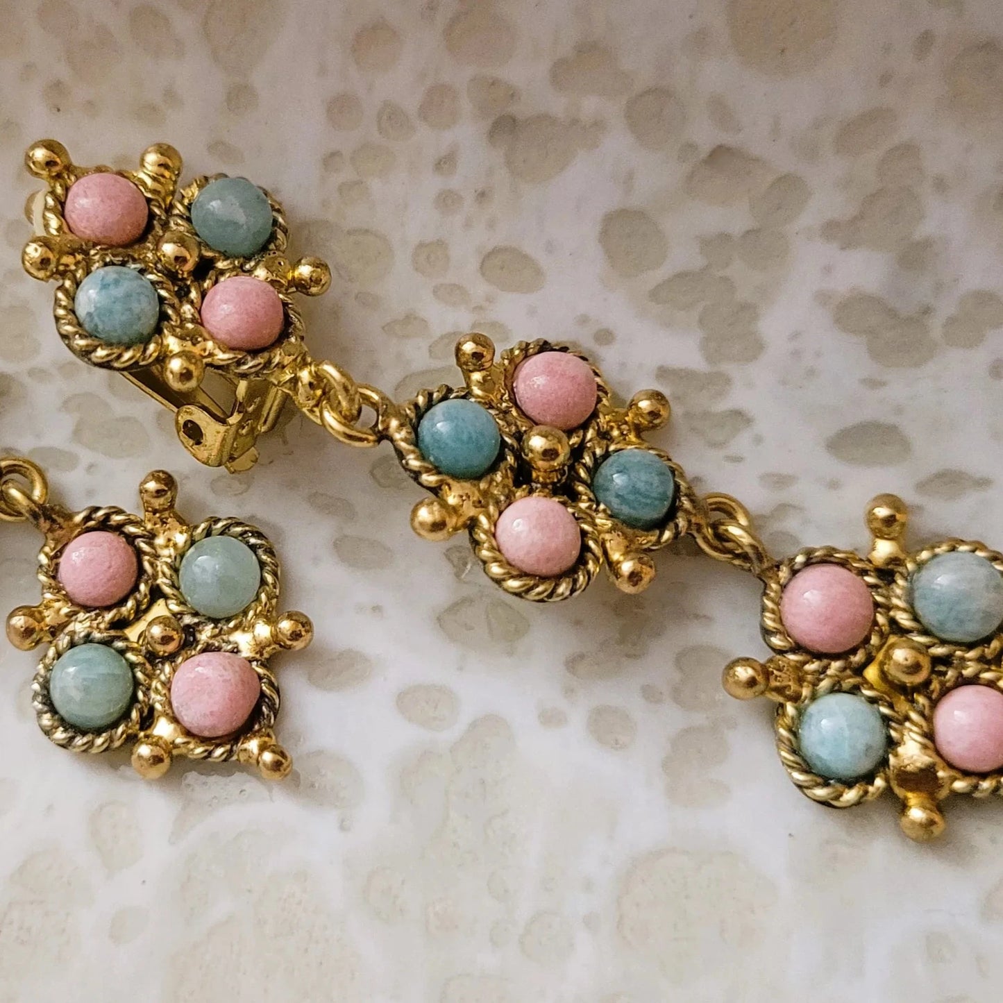boucles d’oreilles pierres semi-précieuses d’amazonite et de thulite Niiki Paris Lotus