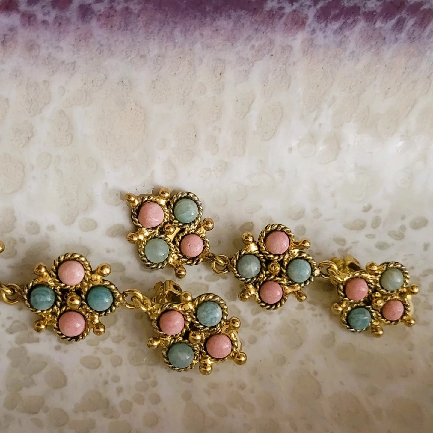 boucles d’oreilles pierres d’amazonite et de thulite en forme de fleurs pendantes bleues et roses Niiki Paris Lotus