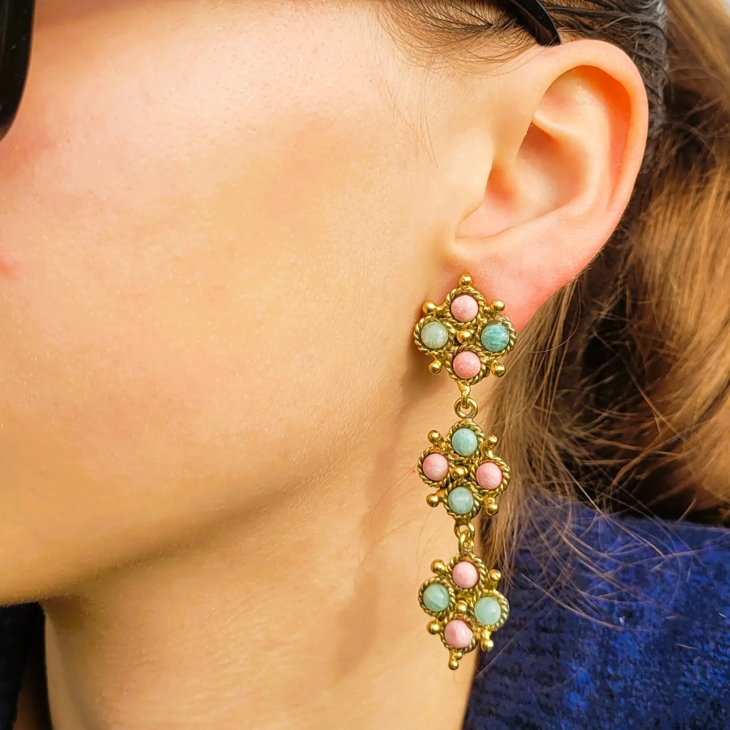 boucles d’oreilles Niiki Paris 2025, modèle Lotus avec pierres semi-précieuses d’amazonite et de thulite