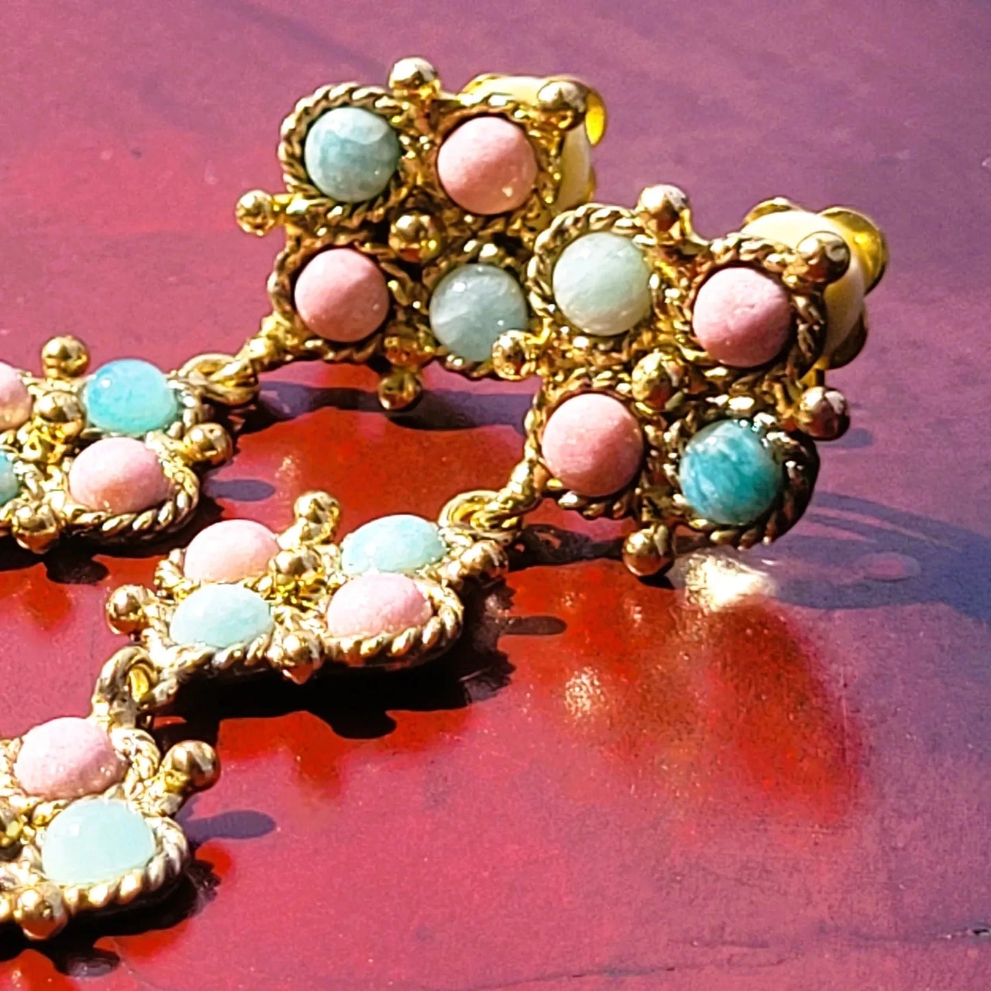 boucles d’oreilles à clip pendantes Niiki Paris modèle Lotus avec pierres semi-précieuses d’amazonite et de thulite