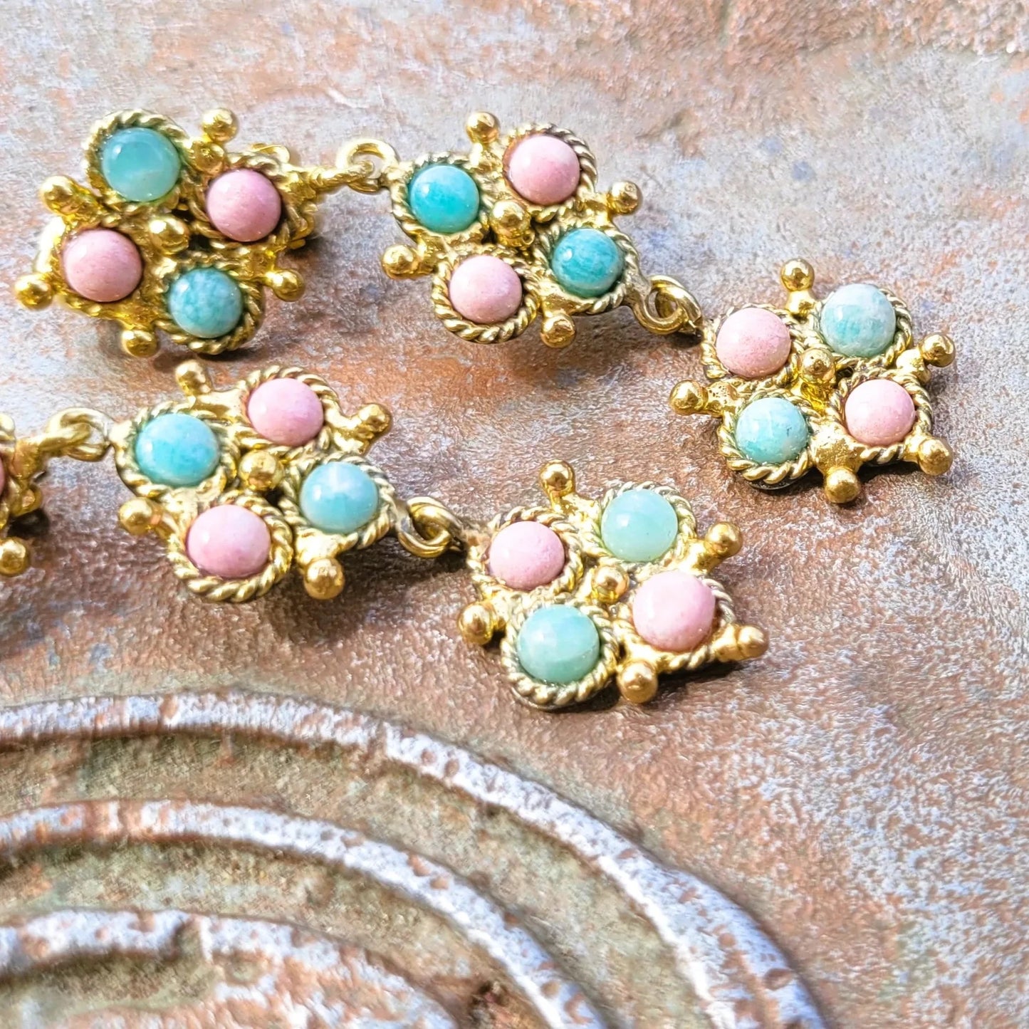 boucles d’oreilles à clip Niiki Paris modèle Lotus avec fleurs pendantes bleues et roses