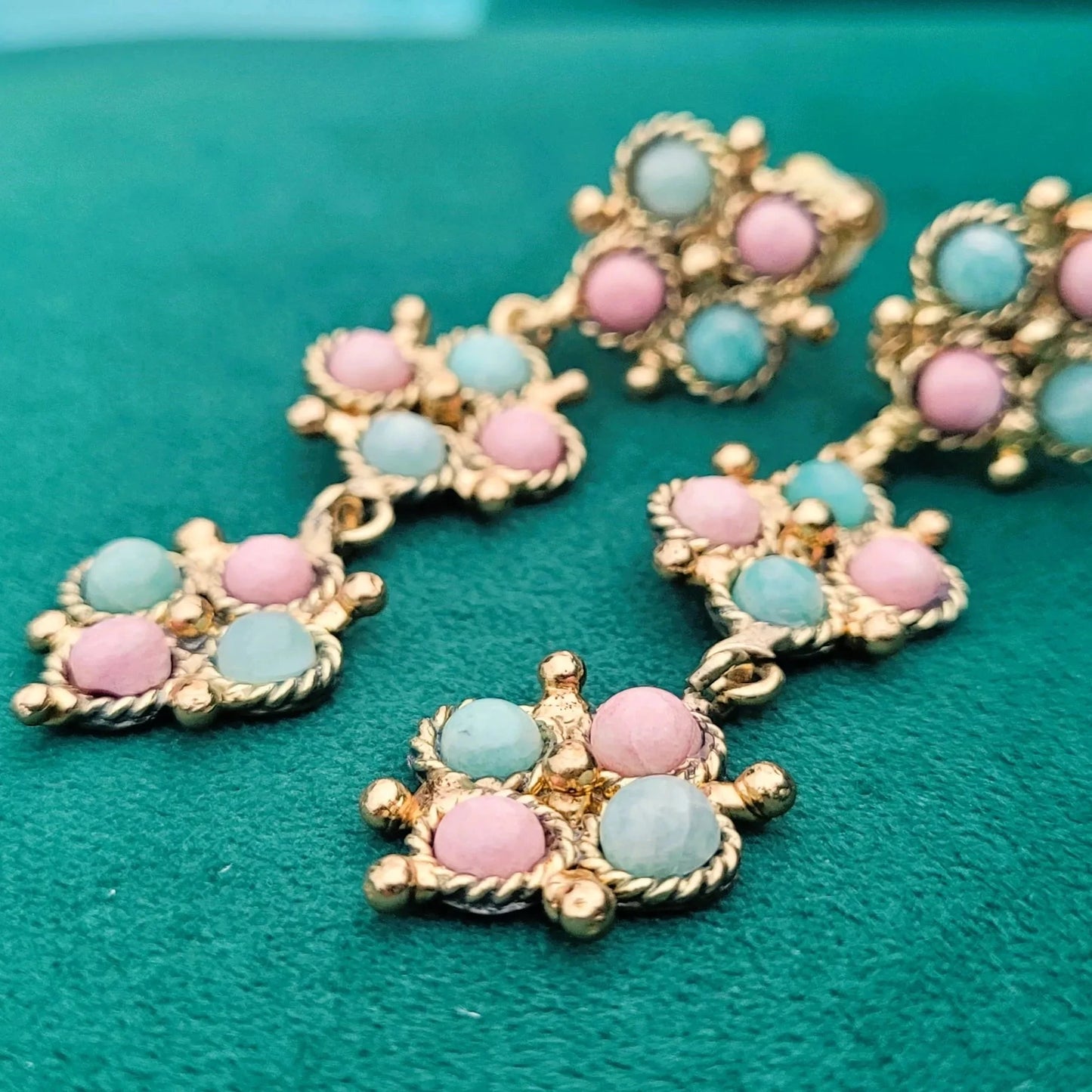 boucles d’oreilles clips de luxe modèle Lotus de Niiki Paris avec pierres semi-précieuses d’amazonite et de thulite