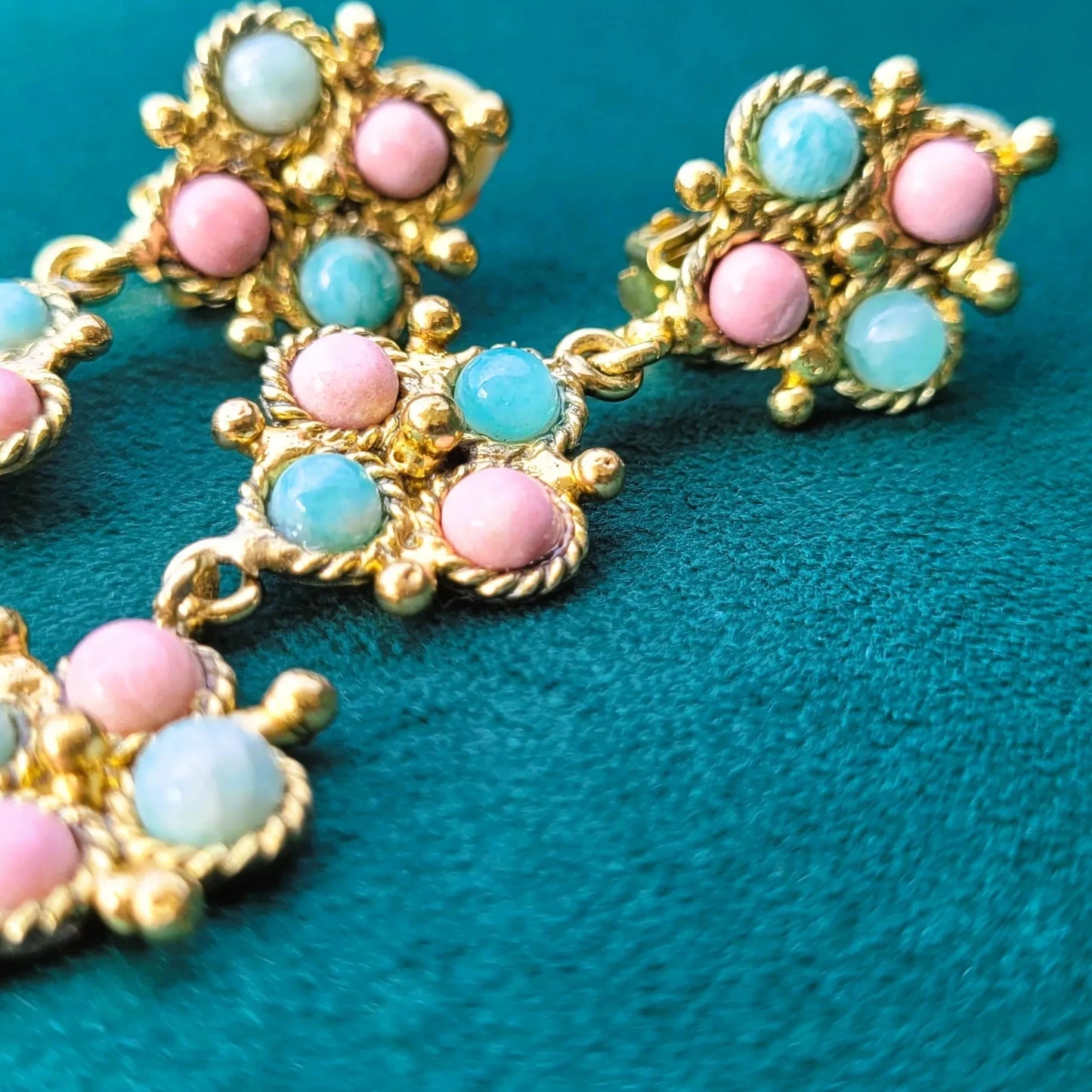 boucles d’oreilles fleurs Niiki Paris modèle Lotus avec pierres semi-précieuses d’amazonite et de thulite