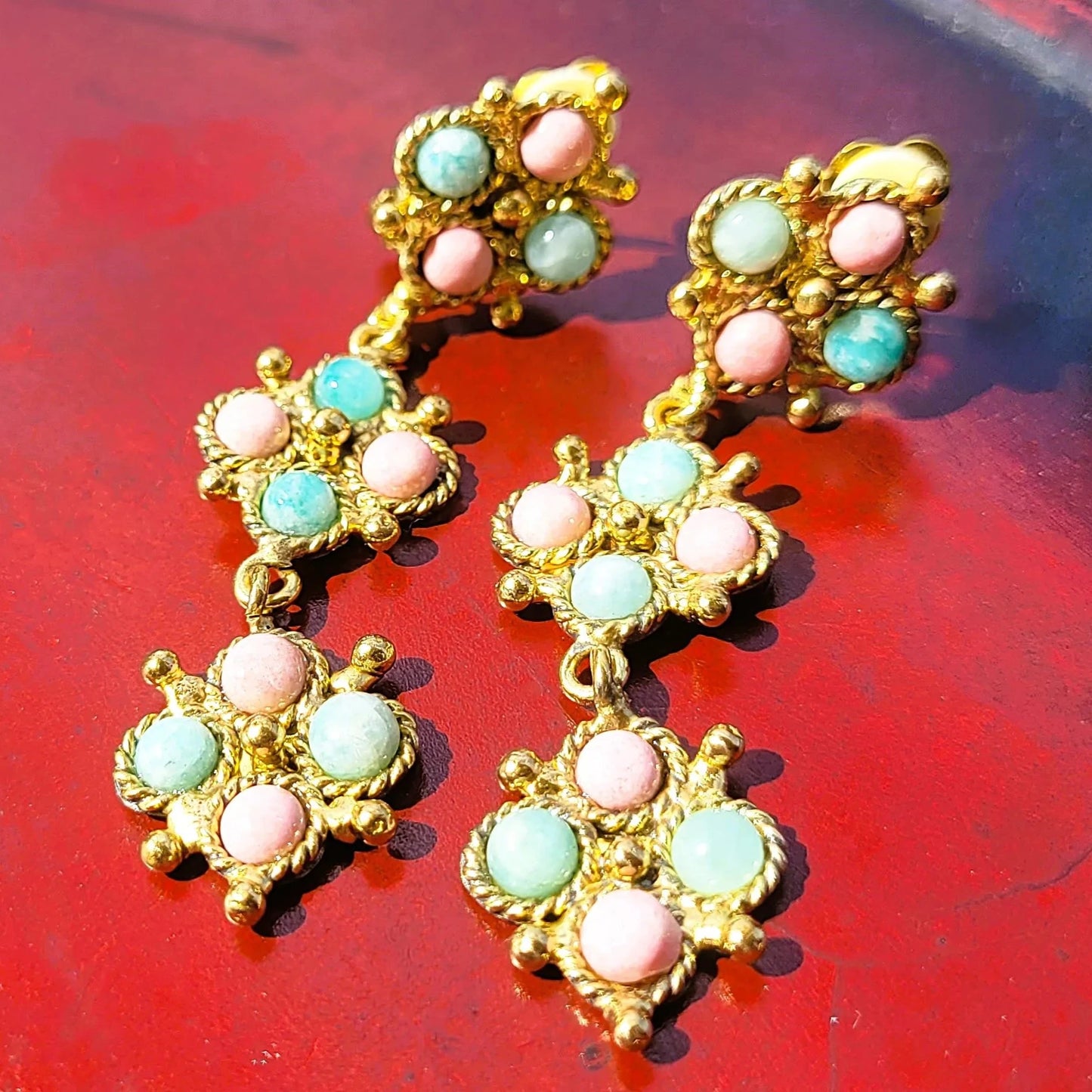 boucles d’oreilles avec fleurs pendantes bleues et roses d’amazonite et de thulite Niiki Paris modèle Lotus