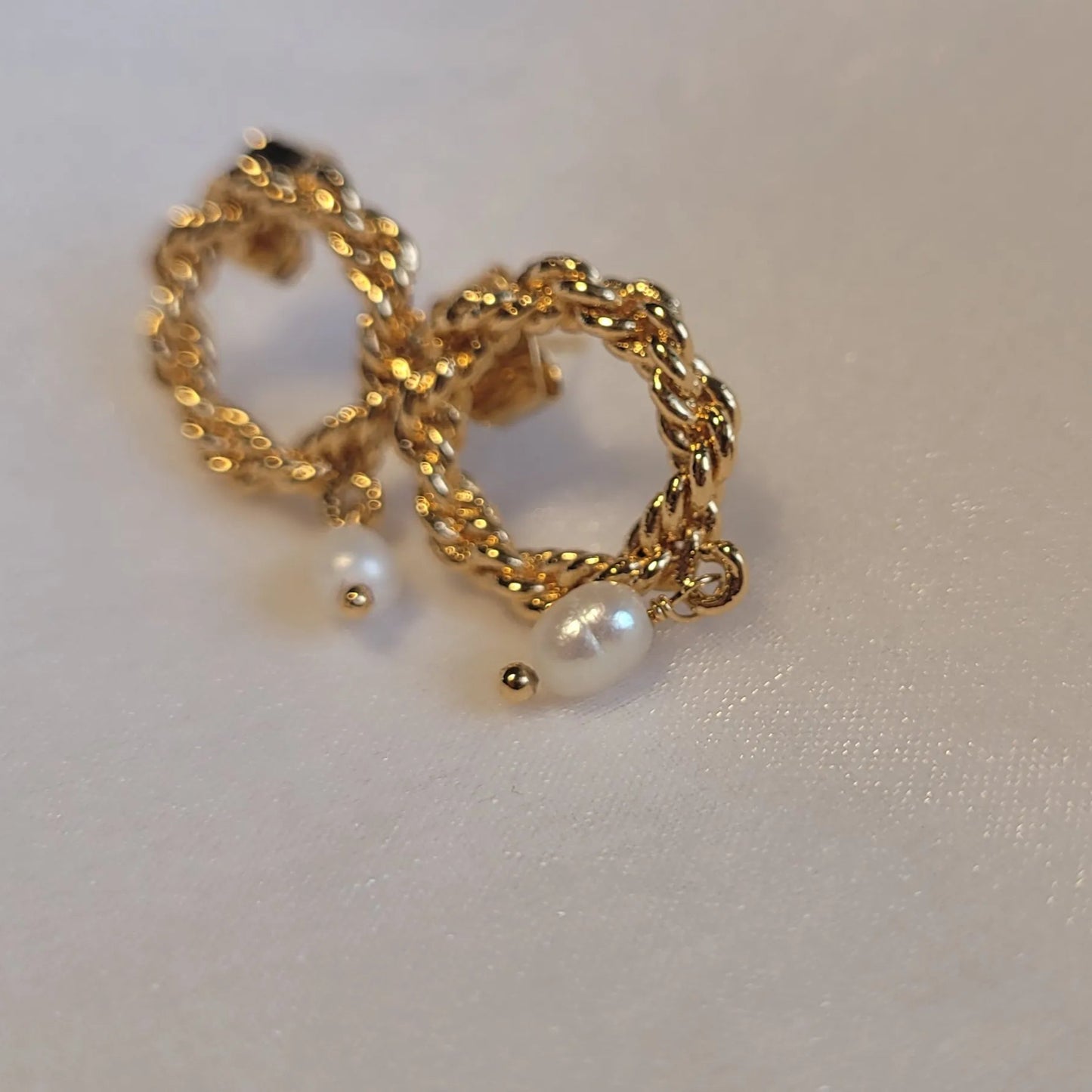 boucles d’oreilles pendantes avec perle d’eau douce Sérénité de Niiki Paris, tendance 2025