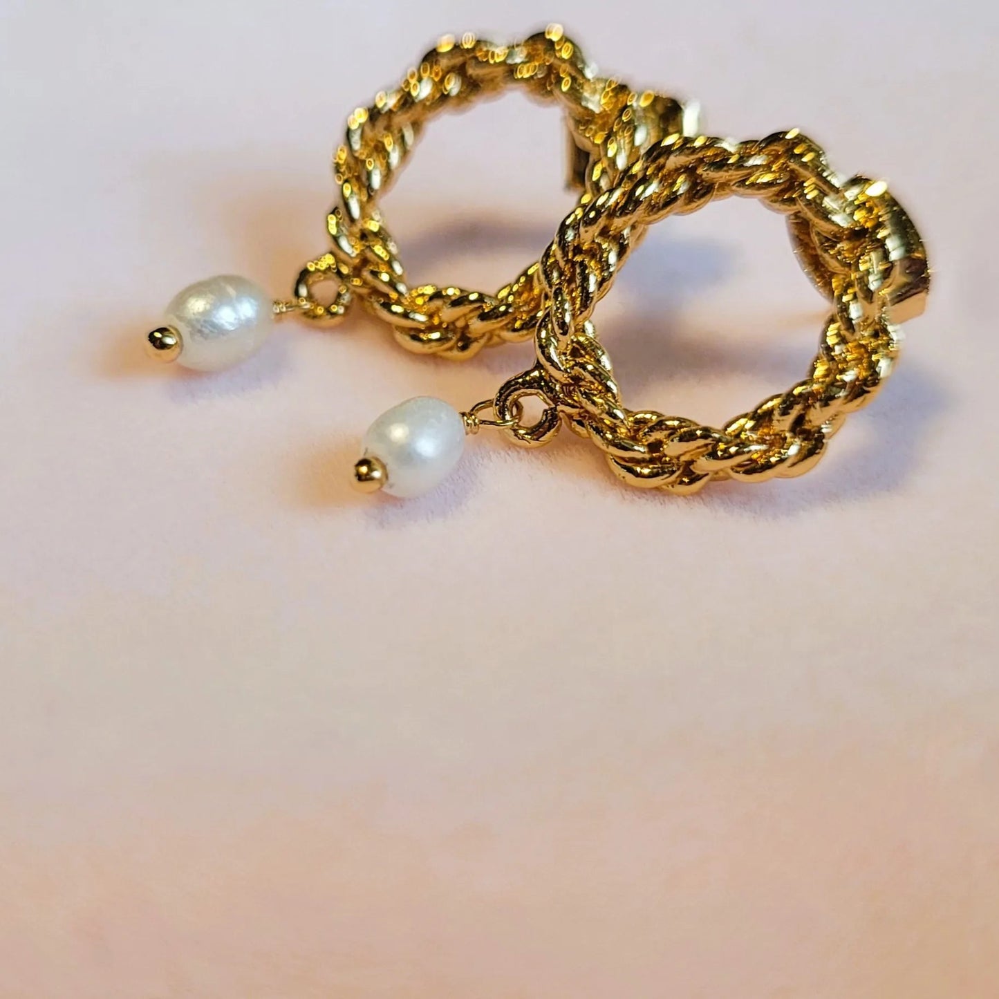 boucles d’oreilles pendantes avec perle d’eau douce Sérénité de Niiki Paris, boucles d’oreilles créateur