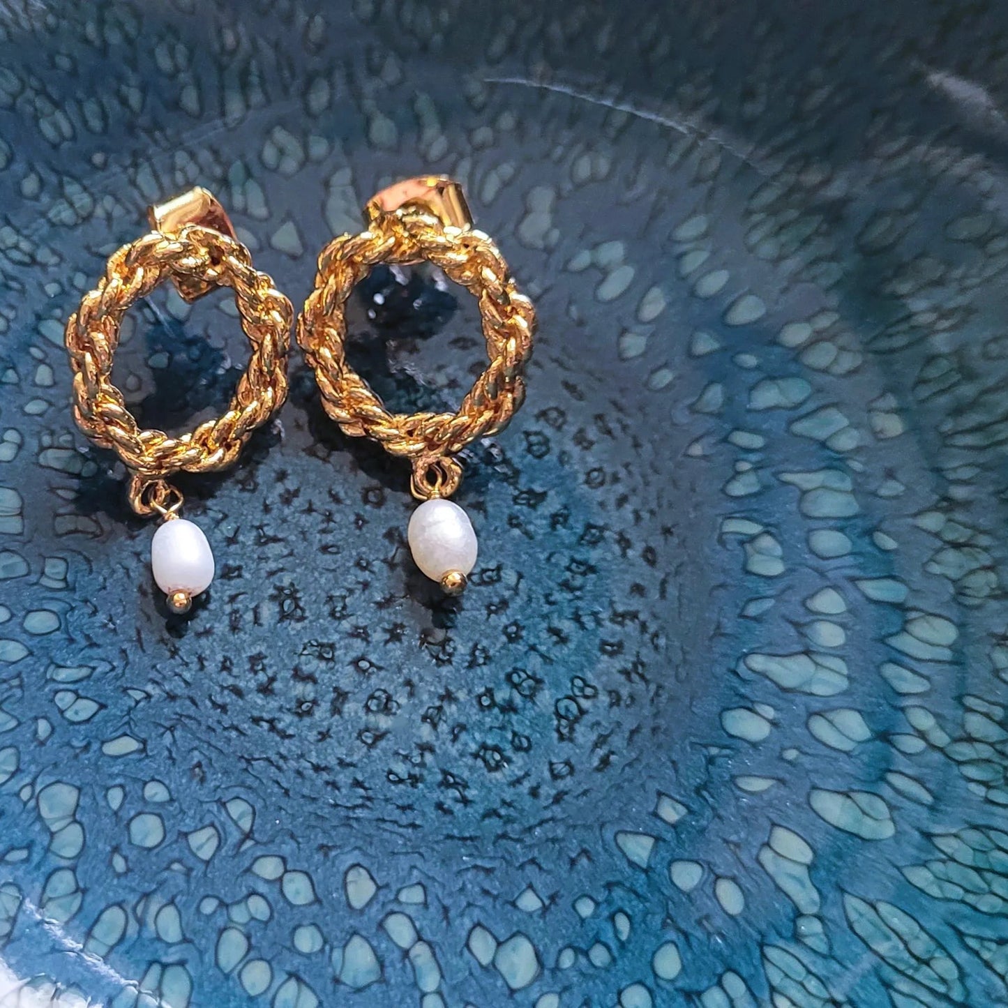 boucles d’oreilles avec perle de luxe de Niiki Paris, modèle Sérénité, tendance 2025