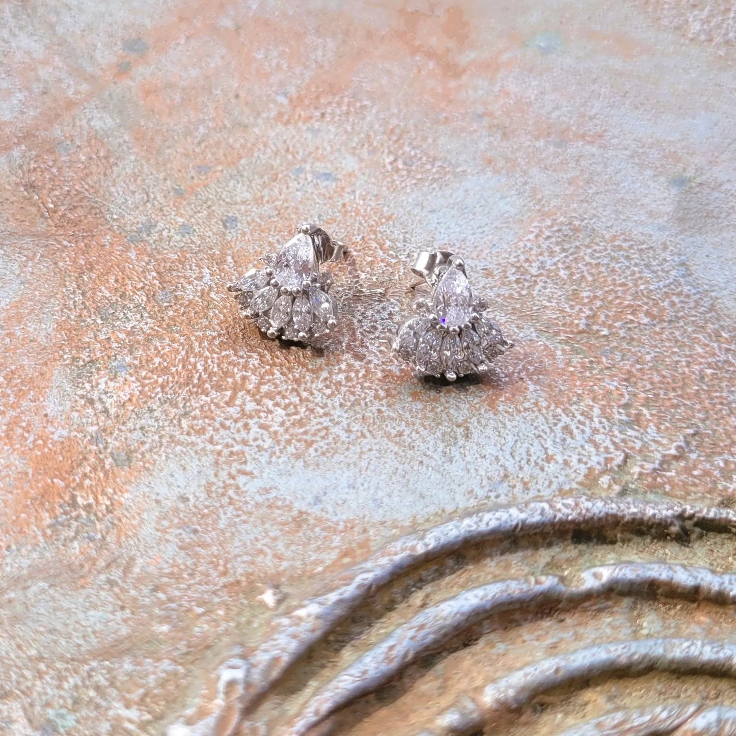 puces d’oreilles Tonya de Niiki Paris, des boucles d’oreilles à associer avec des boucles de deuxième trou, boucles de créateur