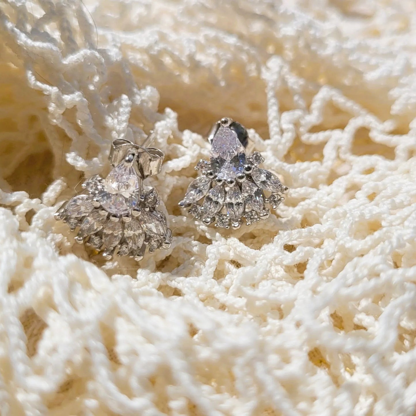 puces d’oreilles Tonya de Niiki Paris, des boucles d’oreilles à associer avec des boucles de deuxième trou, boucles d’oreilles luxe