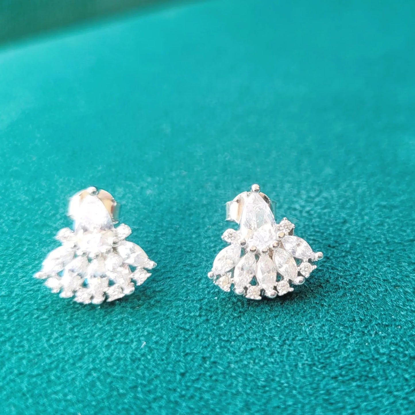 puces d’oreilles en argent Tonya de Niiki Paris, boucles d’oreilles luxe