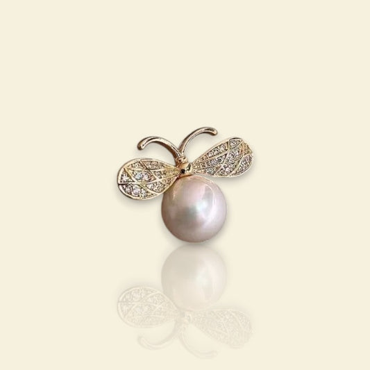 petite broche dorée Buzzia, une broche d’une mini abeille pour vêtement de femme