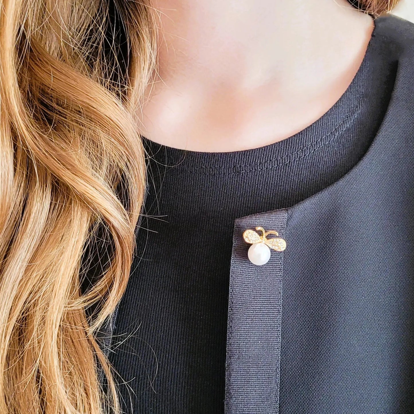 broche dorée Buzzia, une broche d’une mini abeille pour vêtement