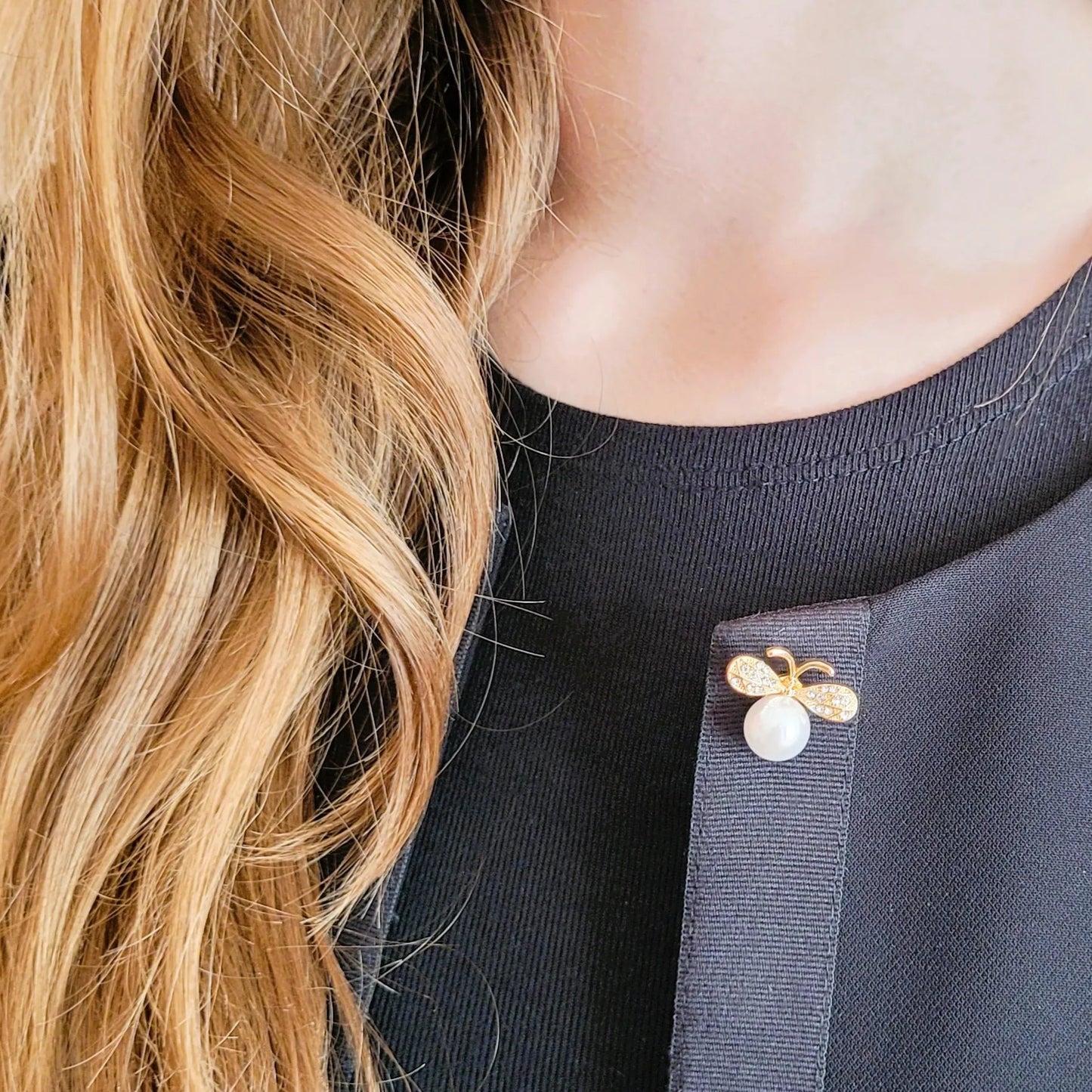 broche dorée Buzzia d’une mini abeille de la collection de broches bijoux