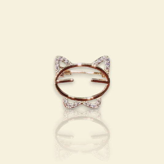 petite broche dorée Catline, une broche d’une mini tête de chat pour vêtement de femme