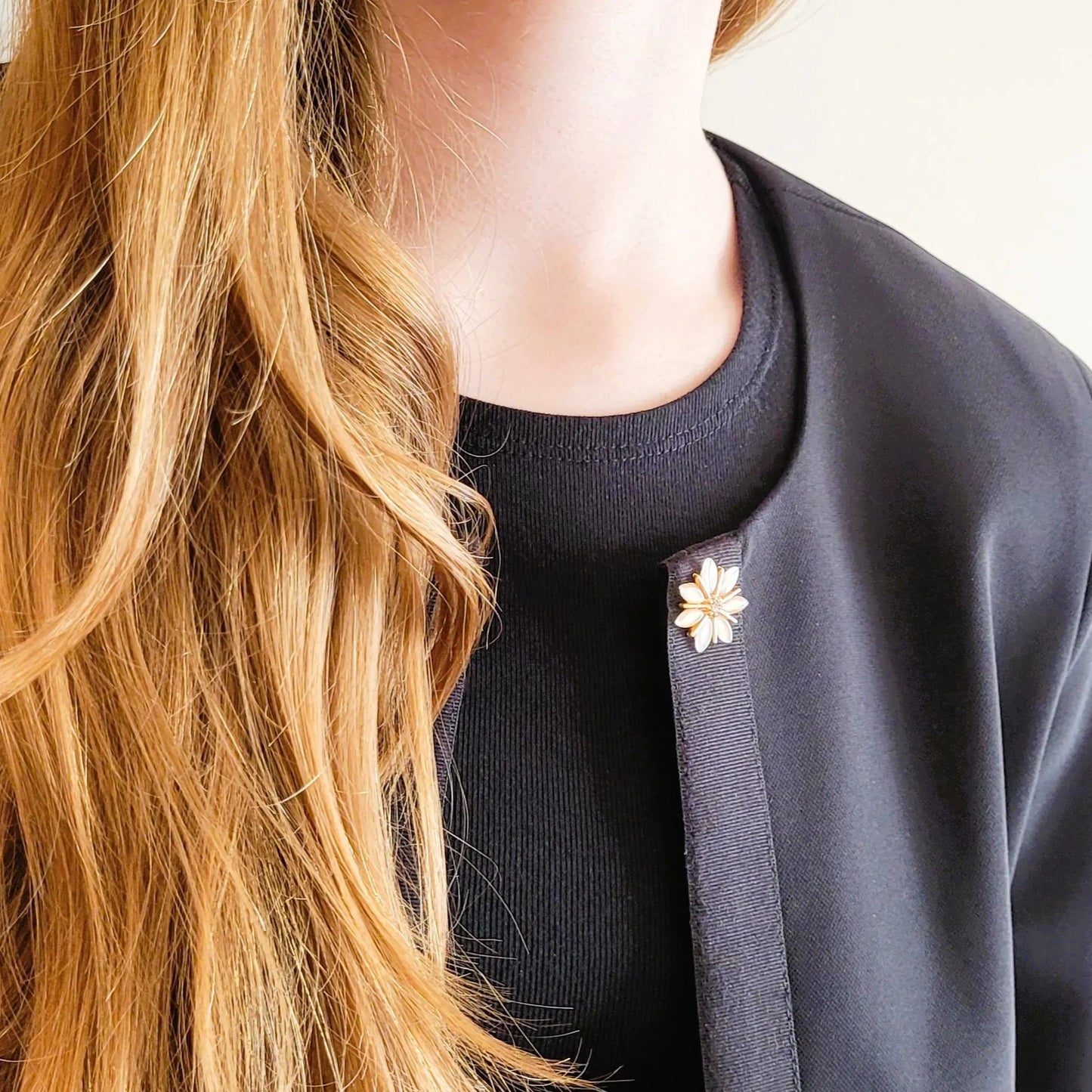 broche dorée Flower, une broche d’une mini fleur pour vêtement