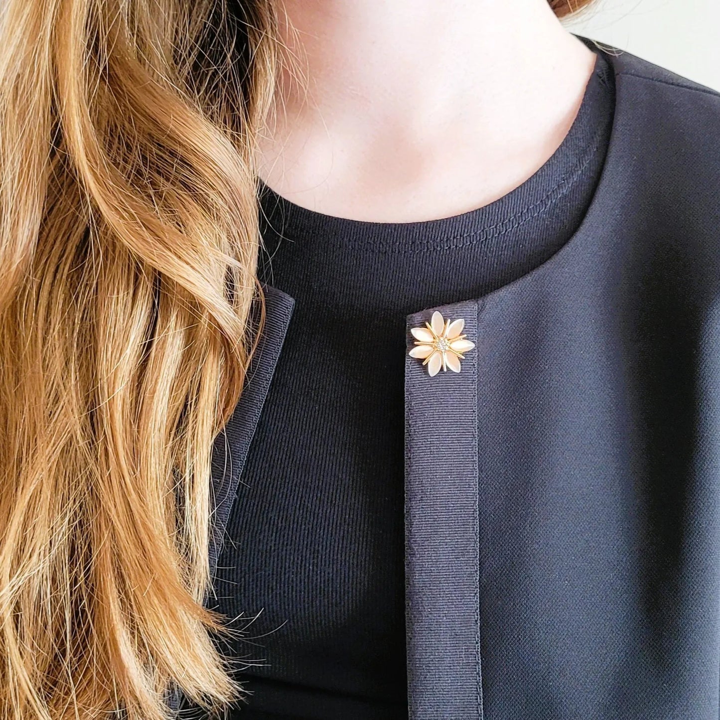 broche dorée Flower d’une mini fleur de la collection de broches bijoux