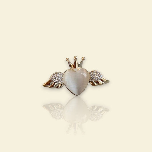 petite broche dorée Loveline, une broche d’un mini cœur ailé pour vêtement de femme