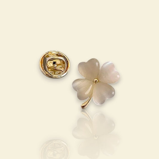 petite broche dorée Luckia, une broche d’un mini trèfle à quatre feuilles pour vêtement de femme