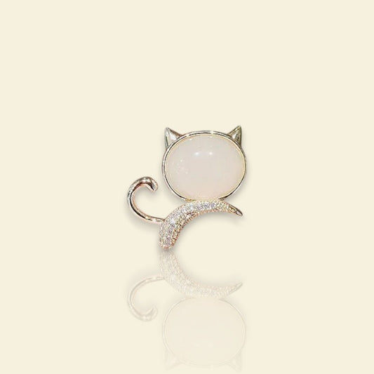 petite broche dorée Minimao, une broche d’un mini chaton pour vêtement de femme