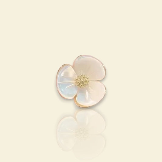 petite broche dorée Sakura, une broche d’une mini fleur à trois pétales pour vêtement de femme