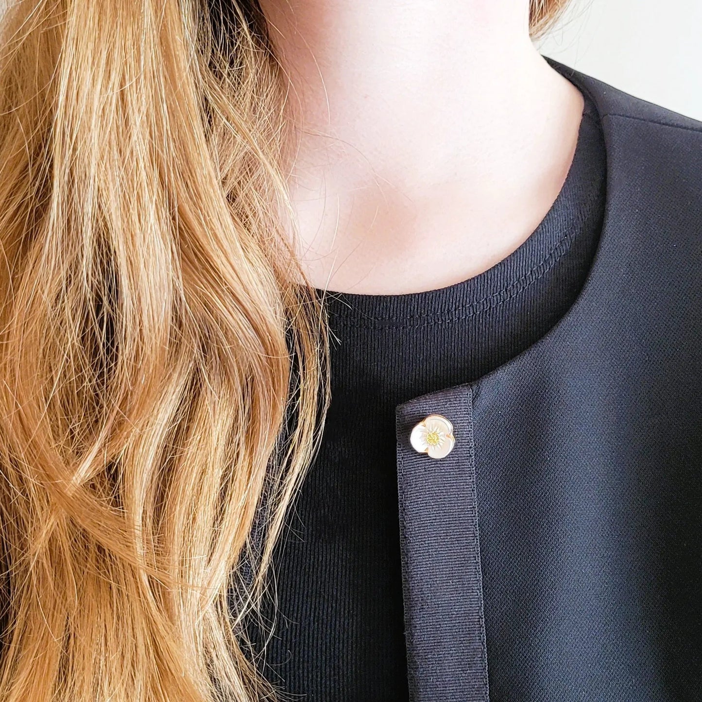 broche dorée Sakura, une broche d’une mini fleur à trois pétales pour vêtement