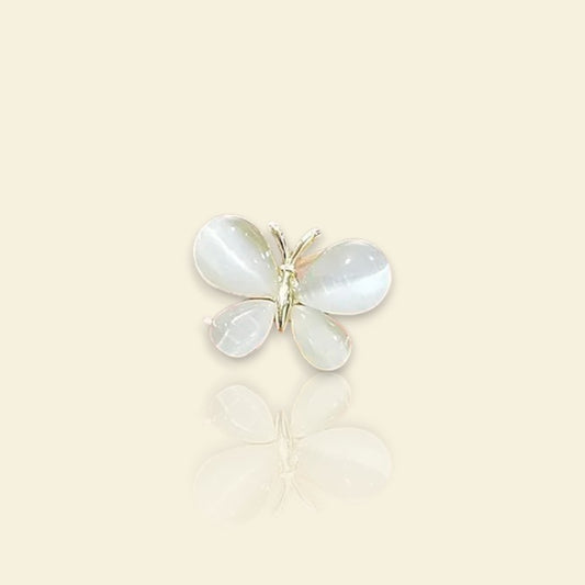 petite broche dorée Volis, une broche d’un mini papillon pour vêtement de femme