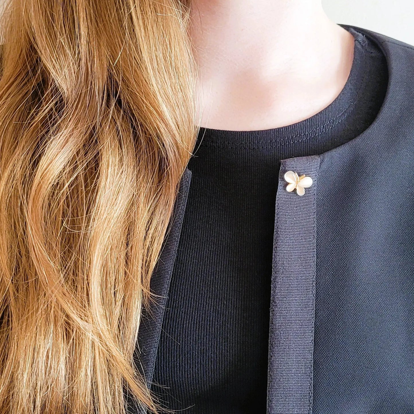 broche dorée Volis, une broche d’un mini papillon pour vêtement