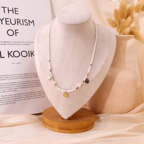 Collier perles blanches et plaque martelée