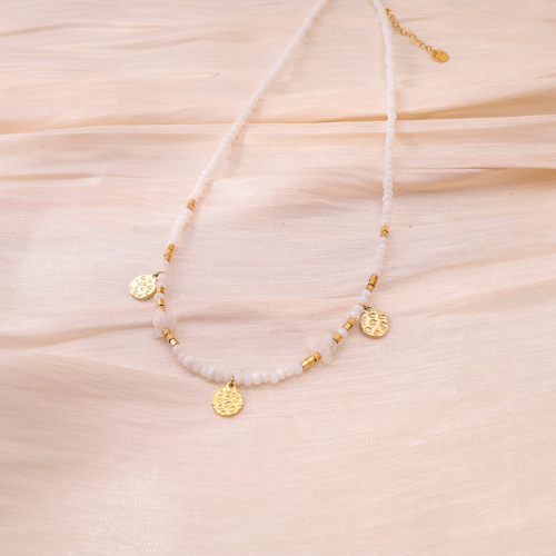 Collier perles blanches et plaque martelée