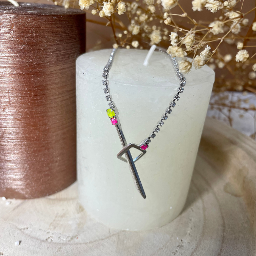 Collier sur rideau de cristaux clair et pierres