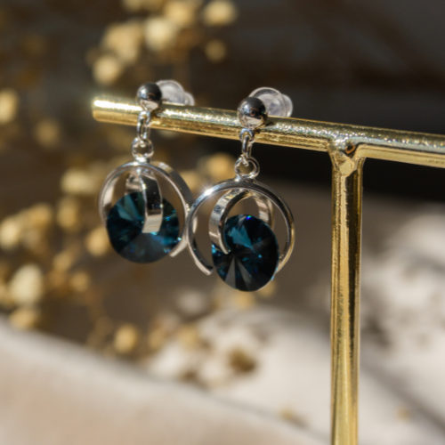 Boucles d'oreilles roulées d'un solitaire cristal Bleu